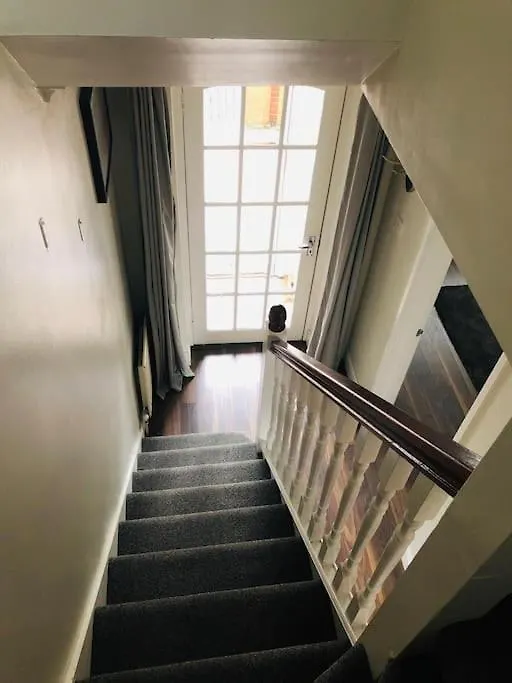 度假居 Cosy Two Bed Terraced House 7Min Drive From City 贝尔法斯特