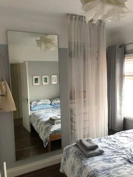 Cosy Two Bed Terraced House 7Min Drive From City 贝尔法斯特 度假居