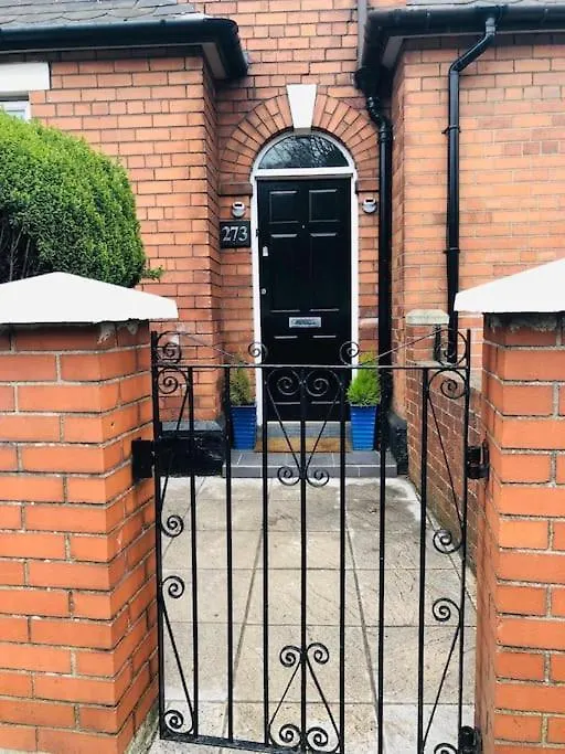 Cosy Two Bed Terraced House 7Min Drive From City 贝尔法斯特 0*,  英国