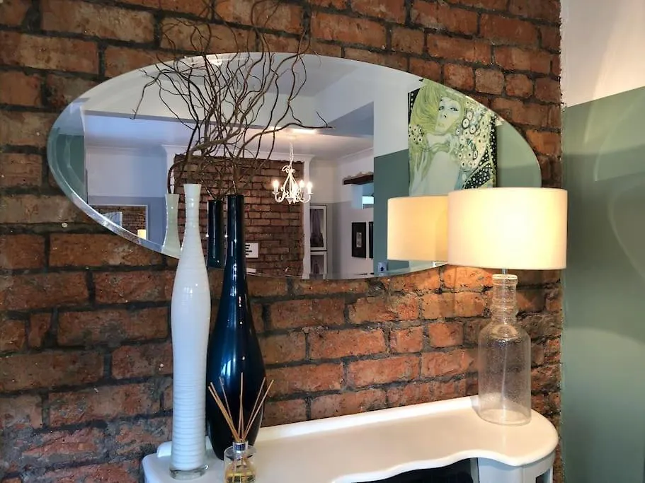 Cosy Two Bed Terraced House 7Min Drive From City 贝尔法斯特 度假居