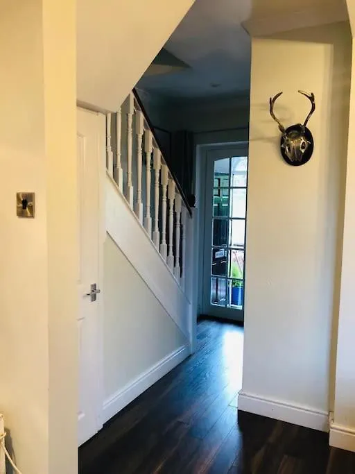 Cosy Two Bed Terraced House 7Min Drive From City 贝尔法斯特