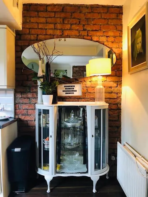 Cosy Two Bed Terraced House 7Min Drive From City 贝尔法斯特 英国