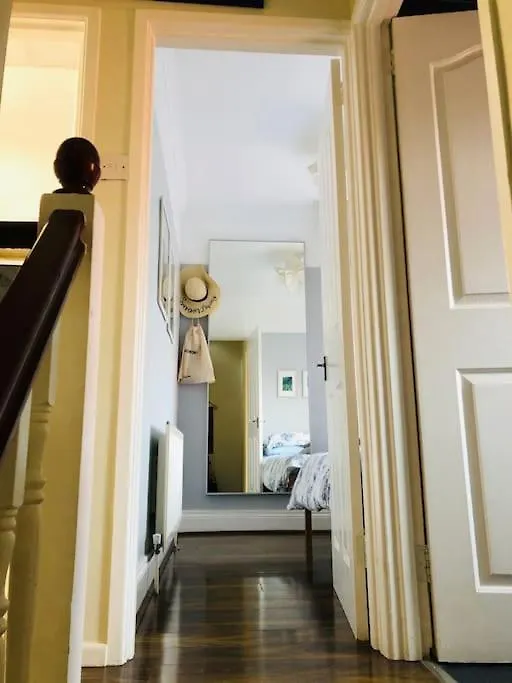 度假居 Cosy Two Bed Terraced House 7Min Drive From City 贝尔法斯特 英国