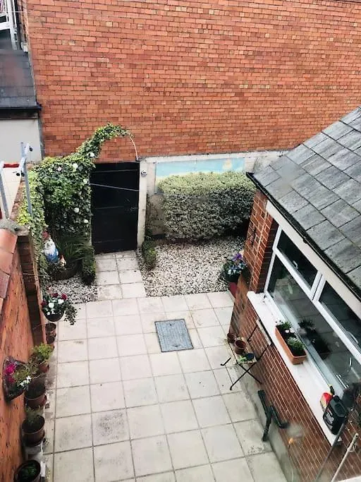 Cosy Two Bed Terraced House 7Min Drive From City 贝尔法斯特