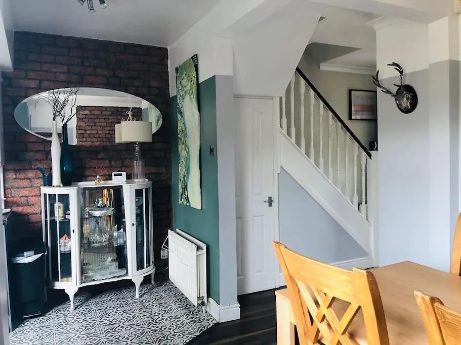 Feriehus Cosy Two Bed Terraced House 7Min Drive From City Belfast