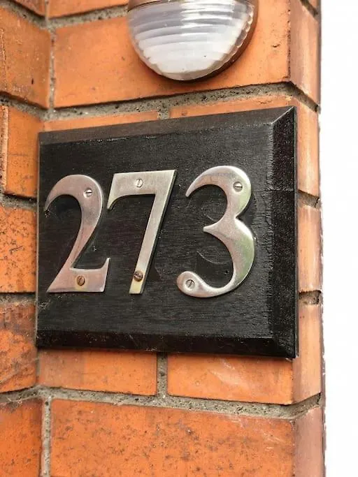 Cosy Two Bed Terraced House 7Min Drive From City Belfast Feriehus