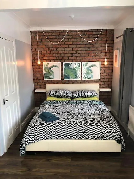 Cosy Two Bed Terraced House 7Min Drive From City Belfast Feriehus